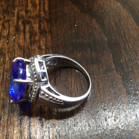 925 sterling silver ring size 8 with big Sapphire colored stone - Picture 8 of 10